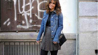 Dale un click a nuestra fotogalería e inspírate para incorporar la falda gris en tu guardarropa.