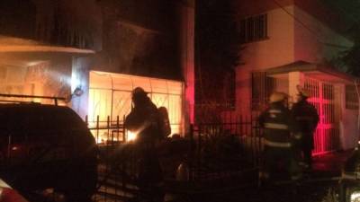Los Bomberos intentando apagar el fuego. Foto: Twitter