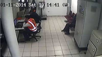 Las gráficas del video tomado por las cámaras de seguridad en el aeropuerto Toncontín, muestran al personal aeroportuario y a los agentes de la Policía de Fronteras en el momento del paso de las maletas por la máquina de rayos X. Ellos se mantienen atentos a las pantallas mientras se da el scaneo de maletas, pero ninguno logró detectar el paso de los dólares.