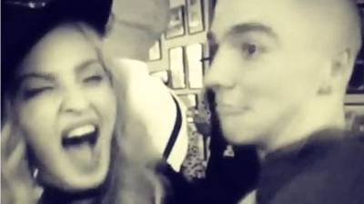 Madonna con su hijo Rocco bailando Mambo.