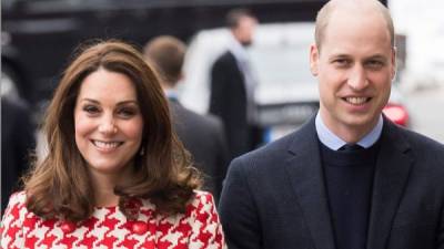 Los Duques de Cambridge dieron la bienvenida hoy a su tercer vástago, el quinto en la línea sucesoria al trono de Isabel II.