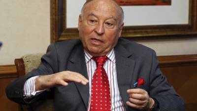 Los contratos fueron suscritos por el presidente de CAF, Enrique García. Foto EFE