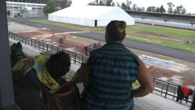 Migrants from poor Central American countries -mostly Hondurans- moving towards the United States in hopes of a better life or to escape violence ride on a truck en route to Mexico City after getting a lift in San Marcos along the Mexico City-Puebla highway, on November 5, 2018. - US President Donald Trump has ordered regular army troops to the US-Mexican border as a caravan of a few thousand impoverished migrants slowly marches toward the boundary. (Photo by Rodrigo ARANGUA / AFP)