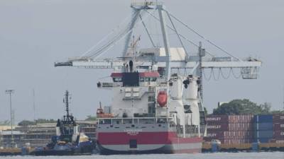 Después de una larga espera por fin llegó el barco con dos de los siete hospitales móviles.