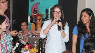 Grace Sarmiento (micrófono) presentando un taller que celebraron el 31 de marzo.