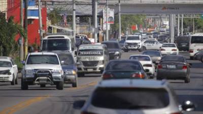 Vehículos transitando en San Pedro Sula.