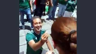 El aficionado mexicano José Saldívar al momento de pedirle matrimonio a su novia en el Ángel de la Independencia.