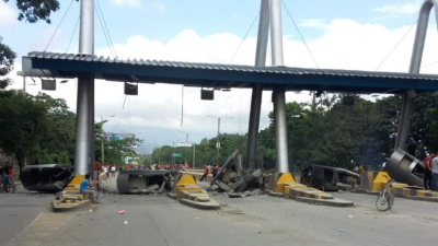 Las casetas de peaje del bulevar del este fueron destruidas la mañana de este lunes por manifestantes que rechazan los resultados de las elecciones del pasado 26 de noviembre.