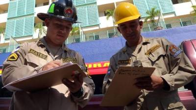 Los bomberos en la ceremonia en el parque.