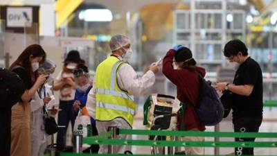 España justifica la decisión por “la preocupación sobre los efectos de las variantes brasileña, sudafricana” y su “mayor transmisibilidad. Foto AFP/El Comercio