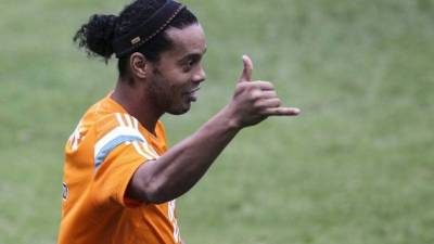 El crack brasileño fue invadido por los hinchas.