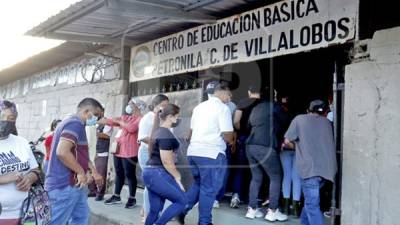 Votantes ingresaron al centro de votación Petronila de Villalobos pasadas las 8:30 am. Fotos: Neptaly Romero.