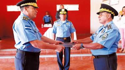 Quintin Juárez recibió ayer el mando de parte de Elder Madrid en el cargo de subdirector de la Policía Nacional.