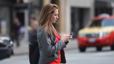 Honolulu es la primera ciudad estadounidense que aborda a los 'zombies del teléfono'.//Foto stock.