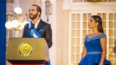 Gabriela Rodríguez de Bukele observando a su esposo, el presidente salvadoreño Nayib Bukele, mientras pronuncia un discurso el día del bicentenario.