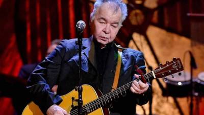 El cantante John Prine, de 73 años, está entubado en estado crítico por el COVID-19.