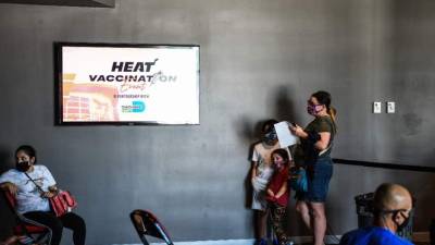 Lynette Nagarr espera con sus hijos para recibir una vacuna durante un evento de vacunación organizado por Miami. Foto AFP