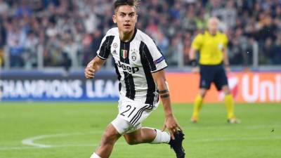 TUR102.- TURÍN (ITALIA), 11/04/2017.- El jugador argentino de Juventus Paulo Dybala celebra un gol ante el Barcelona hoy, martes 11 de abril de 2017, durante el juego de ida de los cuartos de final de la Liga de Campeones que se disputa en el estadio Juventus de Turín, Italia. EFE/ALESSANDRO DI MARCO