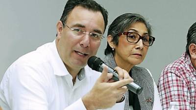 Luis Zelaya está confrontado con la bancada.