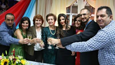 Los fundadores de tiendas Figali brindaron con champaña por este nuevo proyecto familiar.