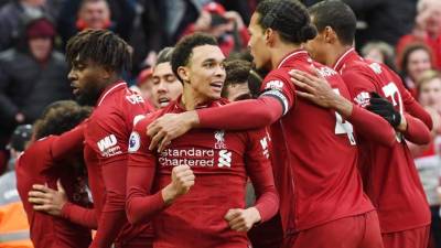 Los jugadores del Liverpool festejan el autogol de Alderweireld que significó la victoria frente al Tottenham. Foto agencia AFP.