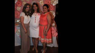 Martha y Krizia Rodríguez con Dina Umaña.