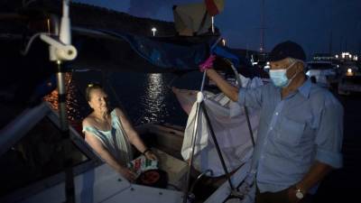 Margaretha y Luis, de 80 y 90 años, esperan en su barco donde se han asentado tras huir de su casa tras la erupción del volcán Cumbre Vieja hace dos semanas.