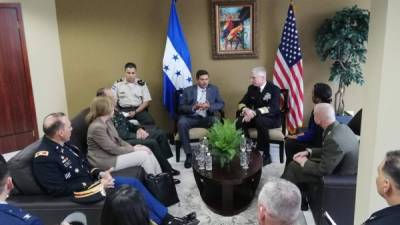 Craig Faller, jefe del Comando Sur de EEUU en reunión con Fredy Díaz, ministro de Defensa y otros miembros de ambas instituciones.