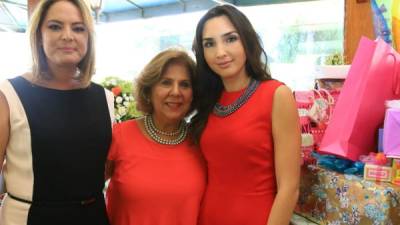 Helga Nasser, la cumpleañera Cynthia Nasser y Gabriela Nasser.