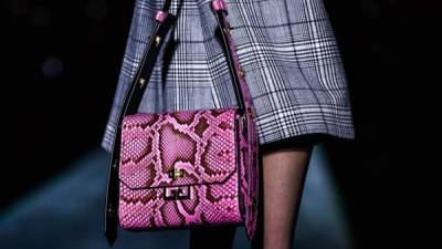 Givenchy adoptó el estampado pitón en tonos primaverales como rosado fucsia esta temporada.