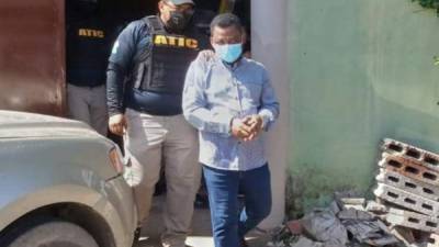 El líder evangélico siendo custodiado por agentes de la Atic en San Pedro Sula.