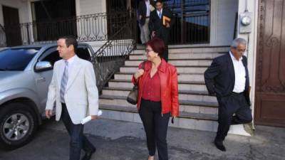 Varios de los aspirantes a magistrados al Tribunal Superior de Cuentas (TSC) sale de las oficinas de Inteligencia en Honduras tras realizar pruebas de confianza. Foto archivo.