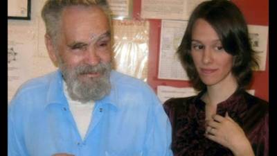 Manson, de 80 años, y su prometida, Afton Elaine Burton de 26 años.