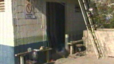 En la puerta de esta posta de seguridad privada quedó el cadáver del guardia de seguridad hondureño asesinado este sábado en horas de la madrugada.