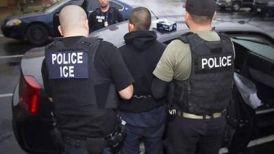Los indocumentados pueden pasar una tarjeta roja debajo de la puerta, haciendo constar sus derechos a los agentes migratorios. AFP.