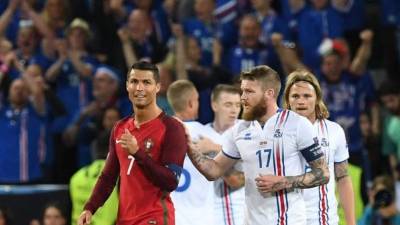 Cristiano conversó con el jugador islandés / FRANCISCO LEONG / AFP.