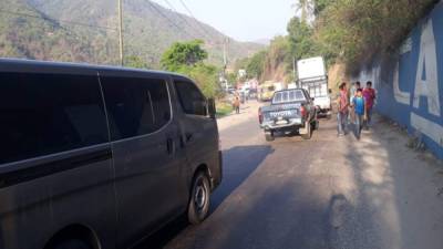 Hombres y mujeres llegaron a pie a sus trabajos en San Pedro Sula, debido al tráfico vial en Chamelecón.