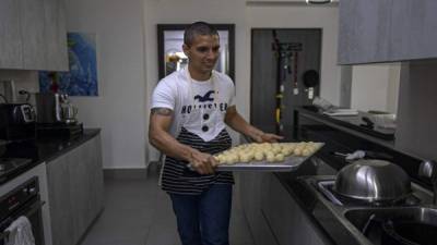 El piloto colombiano Juan José Salazar prepara 'pandebonos', típicos muffins caseros colombianos, durante una entrevista en la ciudad de Panamá. Foto AFP