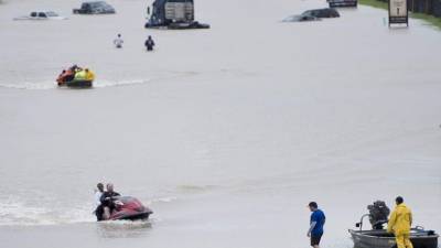 Unos 1,270 mm de lluvia han caído sobre Houston desde que Harvey golpeó el viernes la costa texana. AFP