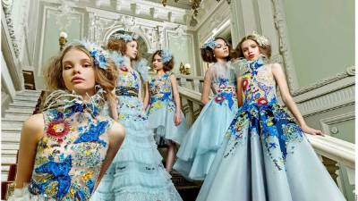 La colección incluye vestidos en rosa pastel, azules, blanco y dorados.