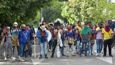 Los indígenas son vistos durante los enfrentamientos con ciudadanos que se oponen a los bloqueos establecidos. Foto AFP