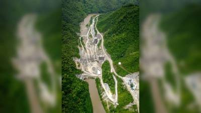 El embalse es construido por la empresa Sinohydro con un préstamo de la República de China.