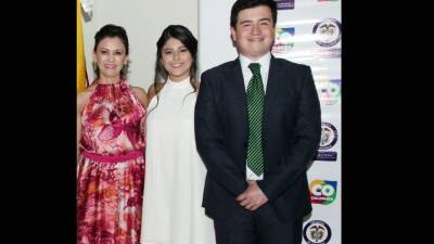 La embajadora Martha Alarcón presidió el coctel y concierto junto a Karen y Michael Torres .