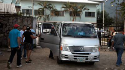 Los familiares de las víctimas ayer al momento de reclamar los cadáveres de las tres mujeres en Medicina Forense de San Pedro Sula.