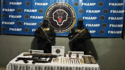 Agentes mostrando lo hallado dentro de la mochila que andaban los presuntos mareros.