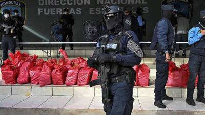 Miembros de la Dirección de Fuerzas Especiales custodian bolsas de cocaína en Tegucigalpa, Honduras. Foto AFP