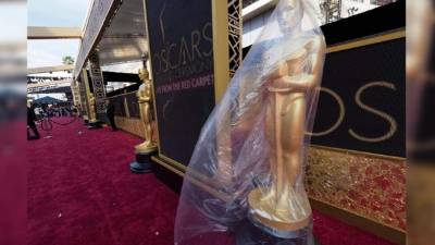 Preparativos de la alfombra roja de la 88 edición de los Óscar, que se celebra esta noche en Hollywood. EFE.
