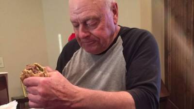 El abuelo esperaba a sus seis nietos... pero fue una sola.