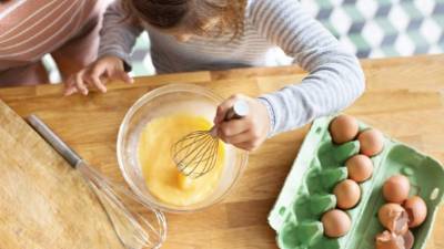 Invitemos a los pequeños a participar en la cocina, así se entretienen en esta cuarentena.