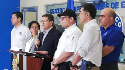 El presidente Hernández durante una conferencia de prensa en Copeco.